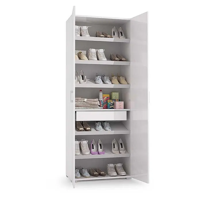 Kiamami Valentina Holz-Mehrzweckschrank - 72 x 37 x 195 cm, Weiß - Weißer Schuhschrank mit offenen Türen, zeigt Regale gefüllt mit Schuhen, Handtüchern und Reinigungsmitteln.