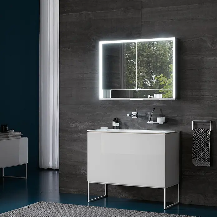 Keuco LED-Spiegelschrank Royal Lumos - B x H: 100 x 73,5 cm, Aluminium, silber-eloxiert - Moderner weißer Waschtischunterschrank mit Waschbecken und beleuchtetem Spiegelschrank in einem modernen Bad.