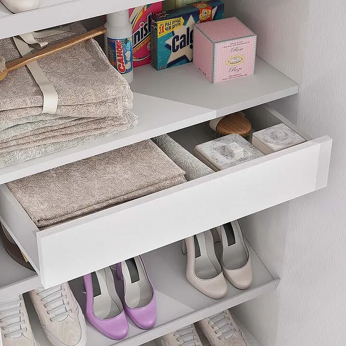 Kiamami Valentina Holz-Mehrzweckschrank - 72 x 37 x 195 cm, Weiß - Weißer Aufbewahrungsschrank mit Regalen und offener Schublade, organisiert mit Textilien, Reinigern und Schuhen.