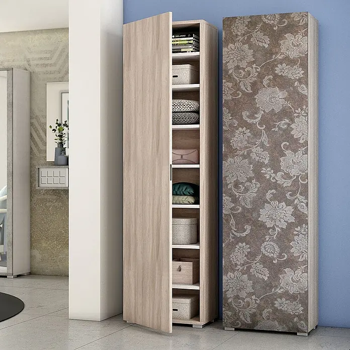 Kiamami Valentina Holz-Mehrzweckschrank - 50 x 30 x 182 cm, Beige - Zwei hohe, schmale Schränke in heller Holzoptik; einer offen mit Regalen, der andere mit braunem Blumenmuster.