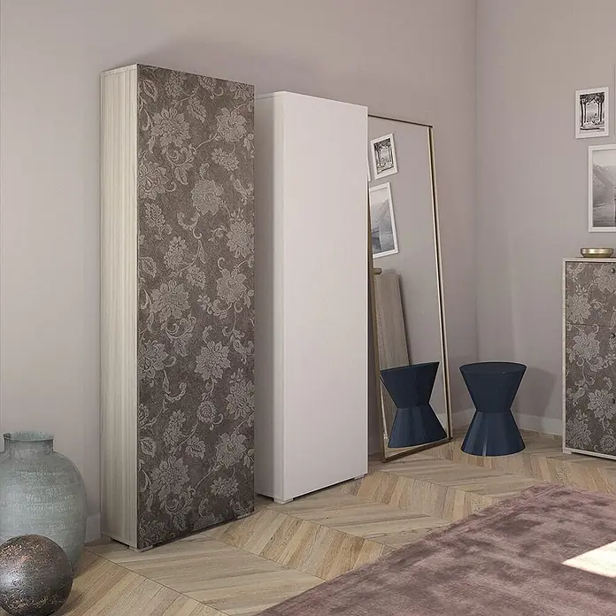 Kiamami Valentina Holz-Mehrzweckschrank - 50 x 30 x 182 cm, Mehrfarbig - Hoher Kleiderschrank mit dunkler floraler Damastmuster-Front und heller Holzoptik-Seite, in einem Schlafzimmer stehend.