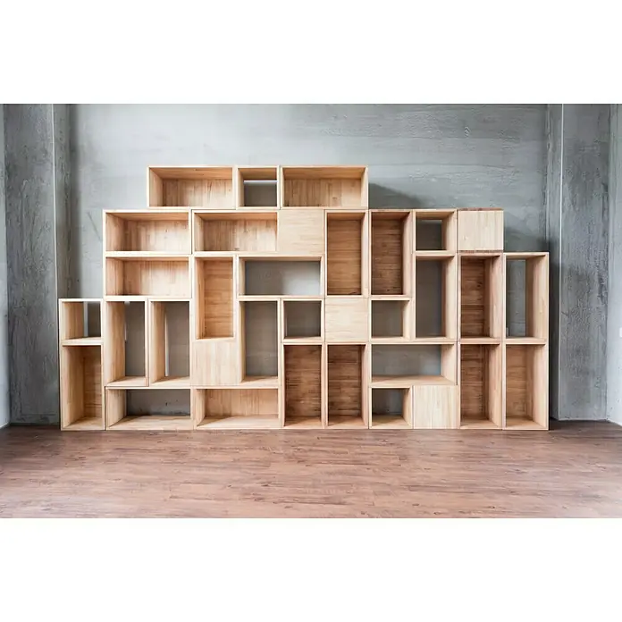 Rettenmeier Tablero de madera laminada - Pino, Nivel de calidad del tablero de madera laminada: B/B, 80 x 25 x 2,8 cm - Librería de madera clara con compartimentos de diferentes tamaños sobre una pared gris, ideal para soluciones de almacenamiento modernas.