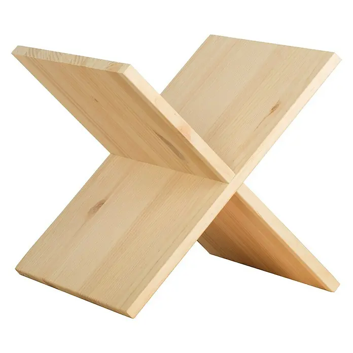 Astigarraga Dinamic Weinregal - L x B x H: 33 x 32,5 x 32,5 cm, Holz - Das Bild zeigt einen hölzernen Buchständer in X-Form, ideal zur Präsentation von Büchern und Zeitschriften. Die helle Holzfarbe passt zu vielen Einrichtungsstilen.