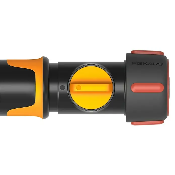 Fiskars Schlauchanschluss - ¾″, On/Off-Ventil - Nahaufnahme eines schwarzen und gelben Fiskars-Gartenschlauchanschlusses mit roten Akzenten.