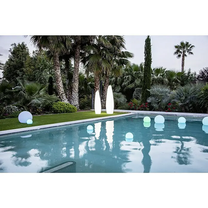 New Garden Design-Außenleuchte Buly 30 - Durchmesser: 30 cm, E27, IP65 - Ein Außenbereich mit einem Pool, beleuchteten Kugeln und dekorativen Leuchten, die eine entspannende Atmosphäre schaffen.