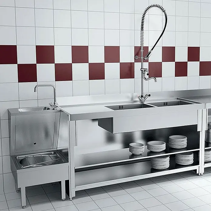 Delabie Spültischarmatur Delabie -  - Edelstahl-Spülbecken-Anlage für Großküchen mit mehreren Becken, professionellem Vorsprühhahn und integrierten Ablagen.