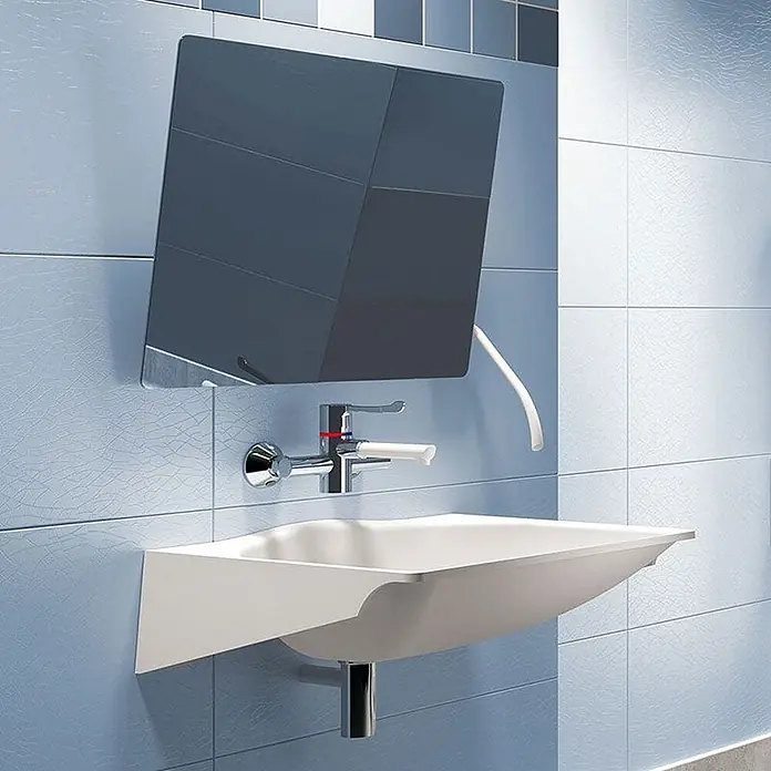 Delabie Spültischarmatur Delabie -  - Weißes wandmontiertes Badezimmerwaschbecken mit Chromarmatur und kippbarem dunklem Spiegel, integriert mit einem flexiblen weißen Duschschlauch.