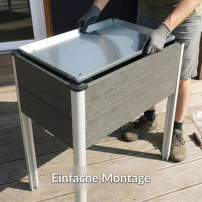 Floordirekt Hochbeet Salina - 60 x 50 x 90 cm, WPC, Anthrazit - Erhöhtes Hochbeet mit grauen Holzpaneelen und silberner Metalleinlage wird zusammengebaut.