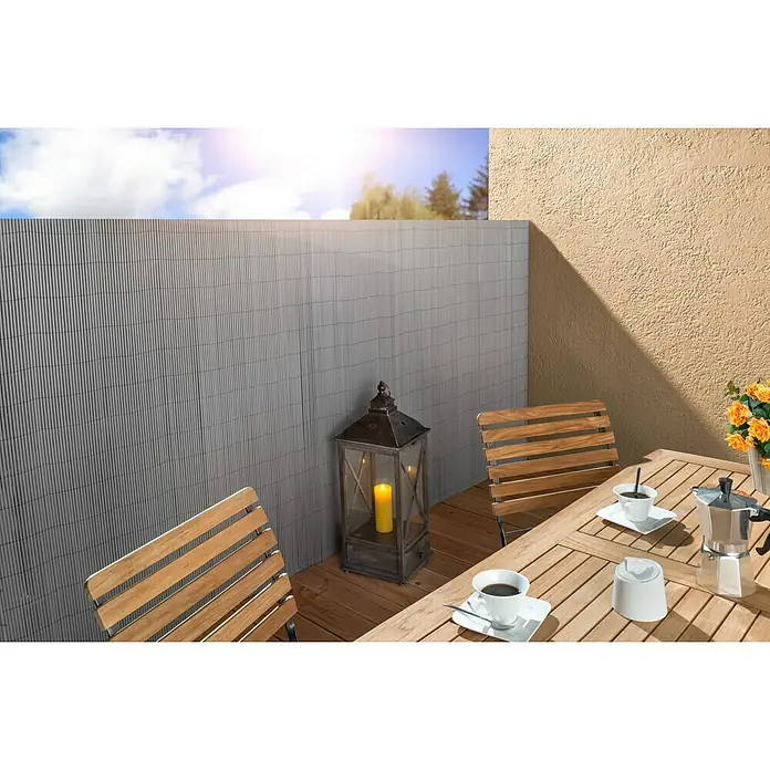 Sichtschutzmatte - 300 x 180 cm, Kunststoff, Silber - Gemütliche Terrasse mit Sichtschutz, Holztisch, Stühlen, Laterne und Kaffeegeschirr. Der ideale Ort zum Entspannen und Genießen.