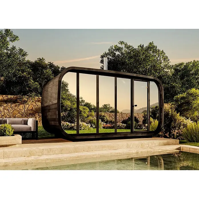 FinnTherm Fasssauna ScandiCube Space black Spiegelglas - Holz, L x B x H: 230 x 42 x 230 cm - Moderne dunkle Außensauna mit abgerundeten Kanten und Glasfront, neben einem Pool in einer Gartenanlage.
