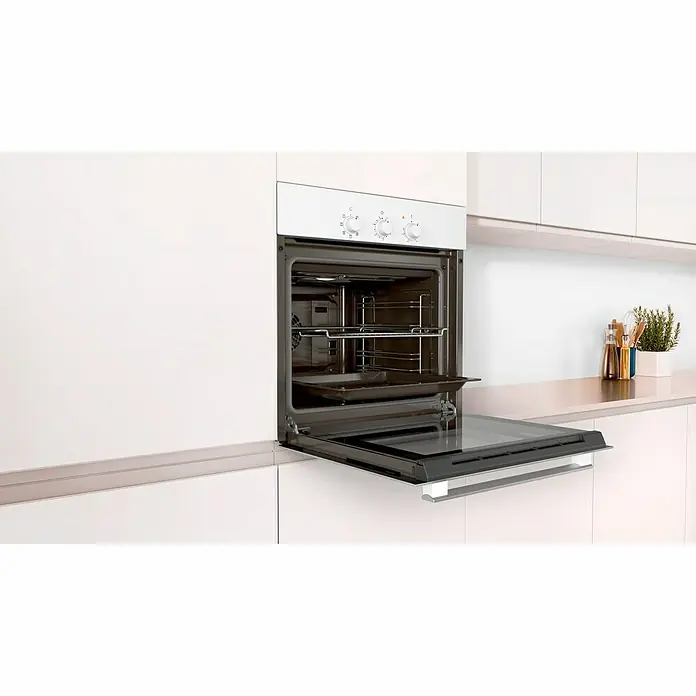 Balay Horno empotrado 3HB2010B0 - Volumen horno: 66 l, Número de tipos de calentamiento: 5 ud. - Aquí hay un horno empotrado en una cocina blanca con la puerta abierta, que muestra sus rejillas e interior.
