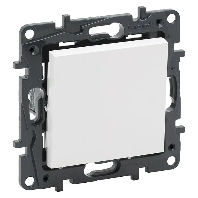Legrand Niloé Step Conmutador - Blanco, Colocar, IP44 - Primer plano de un interruptor de luz Legrand con una cubierta blanca, enmarcado en un marco negro, destacando las líneas limpias y el diseño moderno.