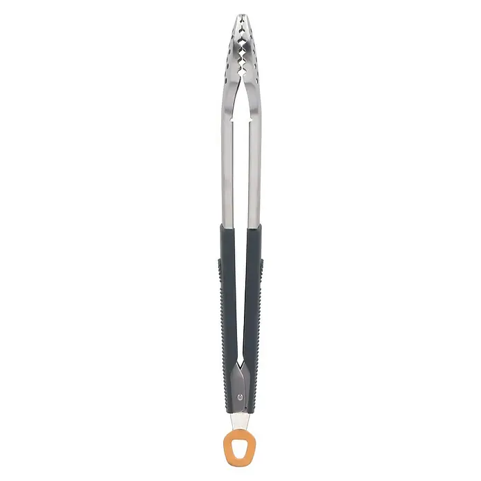 Kingstone Utensilios para barbacoa - 3 pzs. - Primer plano de unas pinzas de cocina de acero inoxidable con mangos grises y un lazo para colgar naranja.