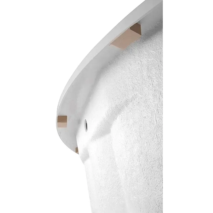 Calmwaters Eckbadewanne Curved Wellness -  - Unterseite einer weißen Badewanne aus Fiberglas mit sichtbarer Texturverstärkung und Holzstützblöcken.