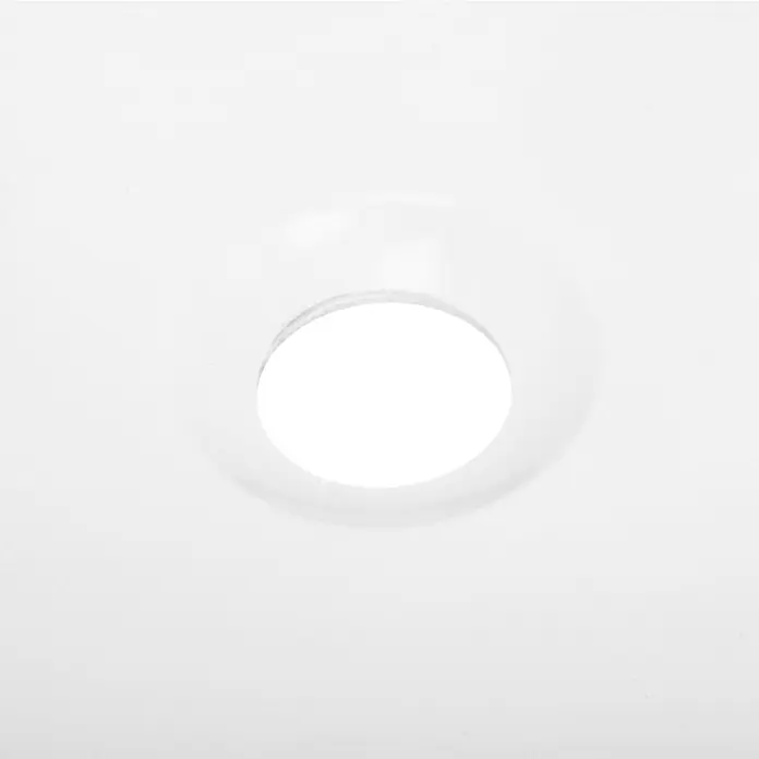 Calmwaters Eckbadewanne Curved Wellness -  - Weißer, runder Einbaustrahler mit hohlem Zentrum für eine Glühbirne.