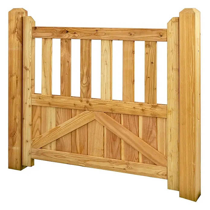 GartenLand Zauntor GRAZ - 100 x 90 cm, Lärche, Holz - Ein neues, helles Holztor mit Lattenoberteil und massivem, Z-verstrebtem Unterteil, flankiert von zwei Pfosten.