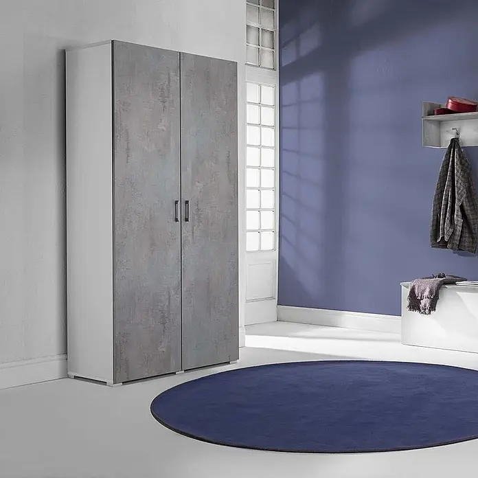 Kiamami Valentina Holz-Mehrzweckschrank - 90 x 47 x 195 cm, Weiss, Grau - Zweitüriger Kleiderschrank mit grauen Betonoptik-Fronten und weißen Seitenwänden in einem modernen Raum.