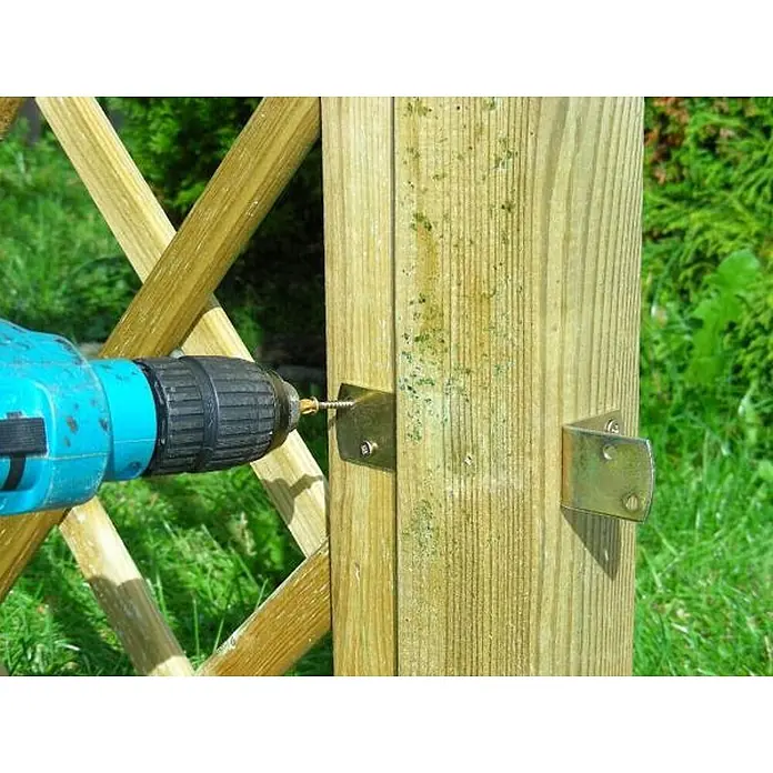 GartenLand Zaunbefestigung - Stahl, Passend für: L-Beschlag 30x40 mm, Schrauben für L-Beschlag 4x40 mm 16 Stück - Elektrische Bohrmaschine befestigt einen Metall-L-Winkel mit einer Schraube an einem Holzpfosten.
