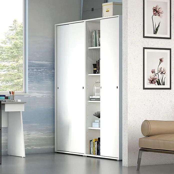 Kiamami Valentina Holz-Mehrzweckschrank - 90 x 47 x 195 cm, Weiß - Weißer Schrank mit Schiebetüren und Innenregalen, teilweise geöffnet, um Bücher und Deko zu zeigen, in einem modernen Raum.