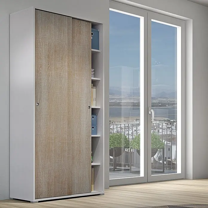 Kiamami Valentina Holz-Mehrzweckschrank - 90 x 47 x 195 cm, Beige, Weiss - Weißer Schiebetürenschrank mit heller Holzoptik-Tür, bietet viel Stauraum in einem modernen Raum.