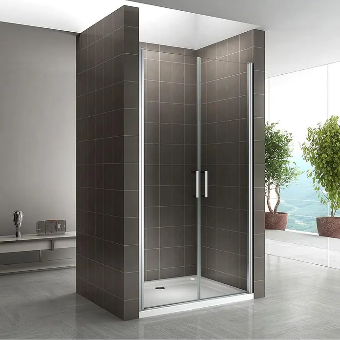 i-flair Dusch-Pendeltür NC68 - 68 x 195 cm, Silber, Beschichtet, Glasstärke: 6 mm - Eine Eckduschkabine mit klaren Glaspaneelen, silbernen Rahmen und weißer Duschwanne, in eine dunkel geflieste Wand in einem modernen Badezimmer integriert.