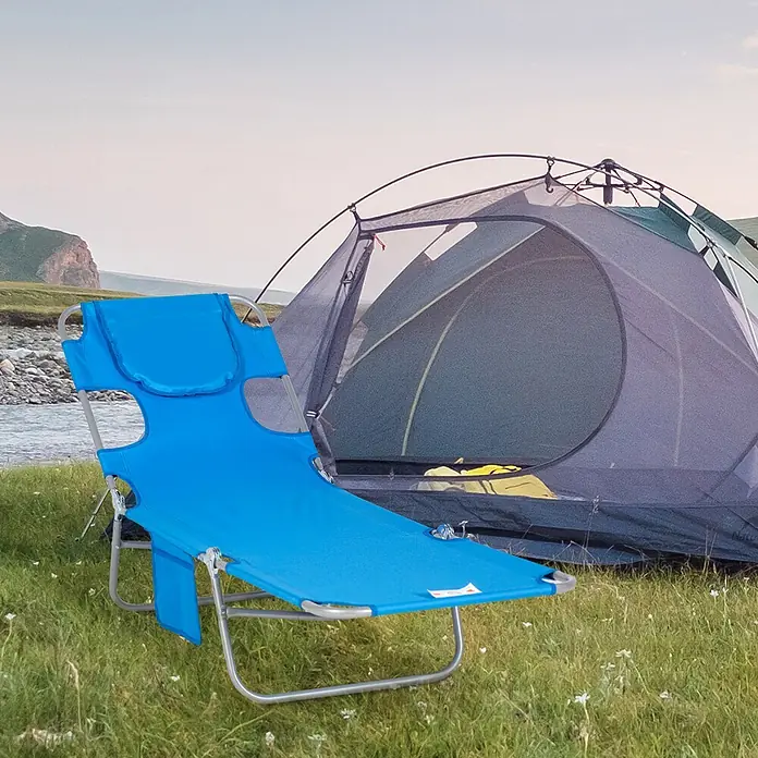 Outsunny Gartenliege - Blau, Stahl - Blaues klappbares Campingliege mit Metallgestell, im Freien neben einem Zelt am Fluss.