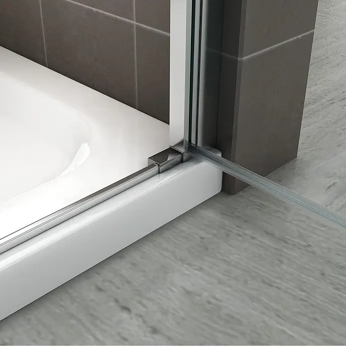 i-flair Dusch-Pendeltür NC80 - 80 x 195 cm, Silber, Beschichtet, Glasstärke: 6 mm - Verchromte Duschkabinendichtung und Glasplatte auf weißer Duschwanne.