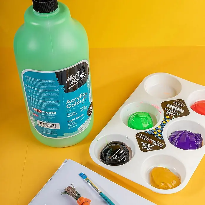 Mont Marte Acrylfarbe Signature - Hellgrün, 2.000 ml, Flasche mit Tropfpipette - Eine hellgrüne Acrylfarbenflasche, eine Palette mit bunten Farben und Pinsel auf Papier, zum Malen bereitgestellt.