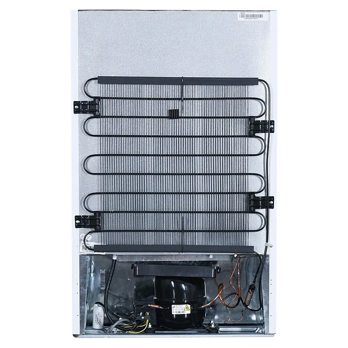 PKM Kühl-Gefrierkombination KS120.4EEB - Nutzinhalt Gesamt: 118 l, 54 x 54 x 89 cm, Weiß - Rückseite eines Kühlschranks mit schwarzen Kondensatorschlangen, einem Kompressor und Kupferleitungen auf einer weißen Platte.