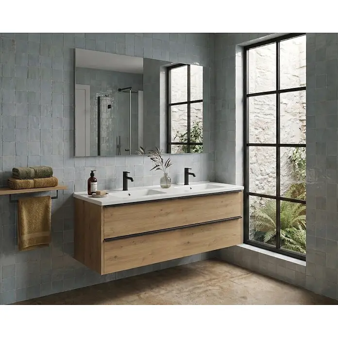 Futurbath Conjunto de mueble de baño Life - Roble, 3 pzs. - Tocador doble de pared con acabado de madera, tiradores y grifos negros, y lavabos de cerámica blanca en un baño.