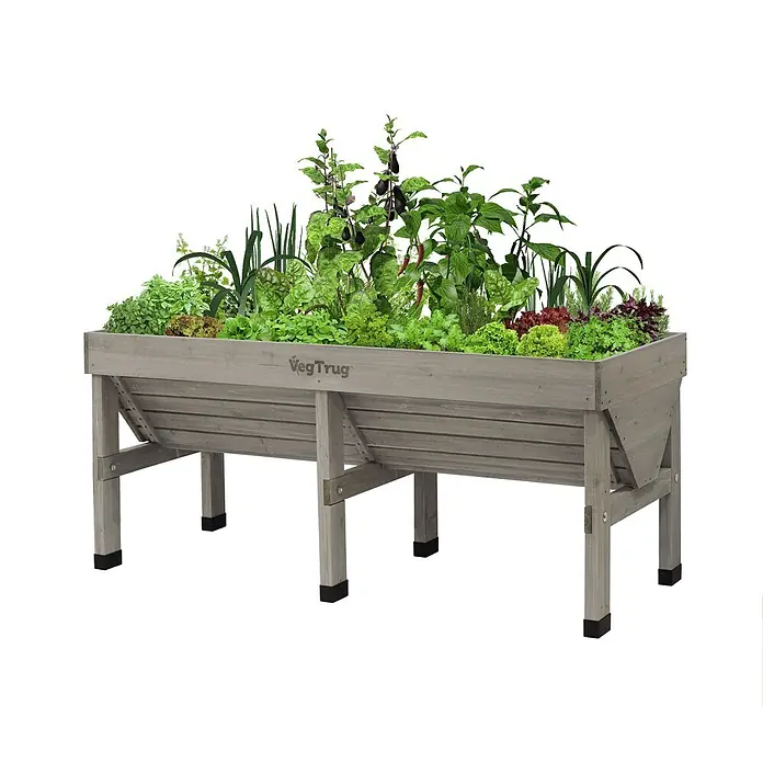 VegTrug Hochbeet Classic - Holz, Greywash - Graues Hochbeet aus Holz (VegTrug) gefüllt mit verschiedenen grünen Pflanzen und Gemüse.