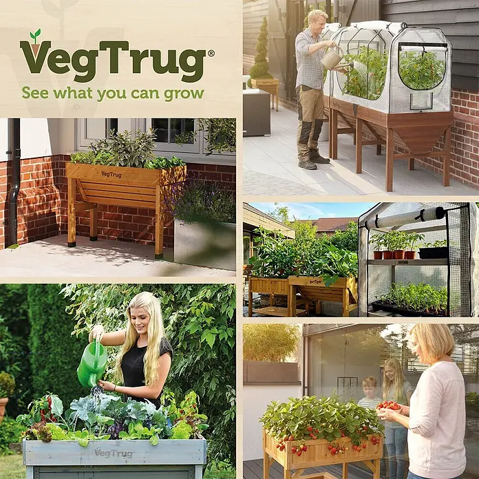 VegTrug Hochbeet WallHugger - 103 x 76 x 80 cm, Holz, Greywash - Verschiedene hölzerne Hochbeete (VegTrugs) in verschiedenen Größen und Umgebungen, Menschen beim Gießen oder Ernten von Pflanzen und Gemüse zeigend.