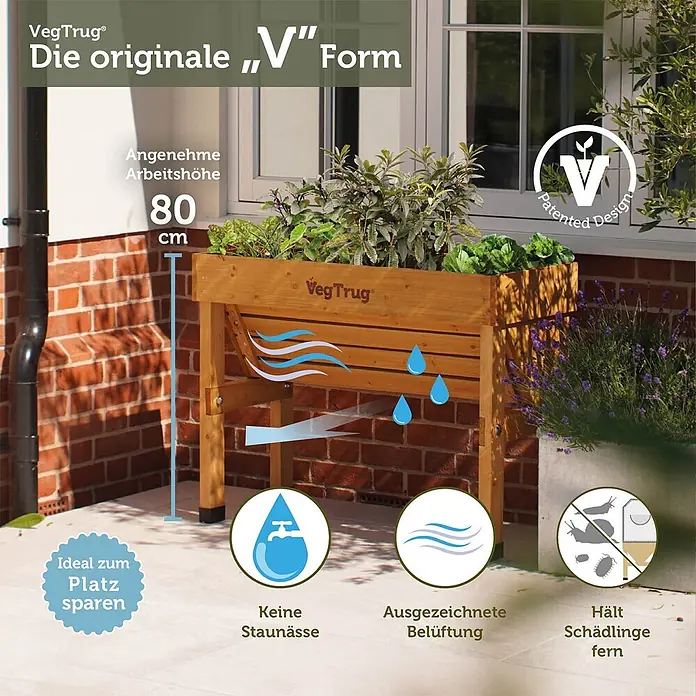 VegTrug Hochbeet Wall Hugger - Holz, Natur - Ein natürliches VegTrug Hochbeet aus Holz, 80 cm hoch, bepflanzt auf einer Terrasse, mit Fokus auf ergonomisches Design und Schädlingsschutz.