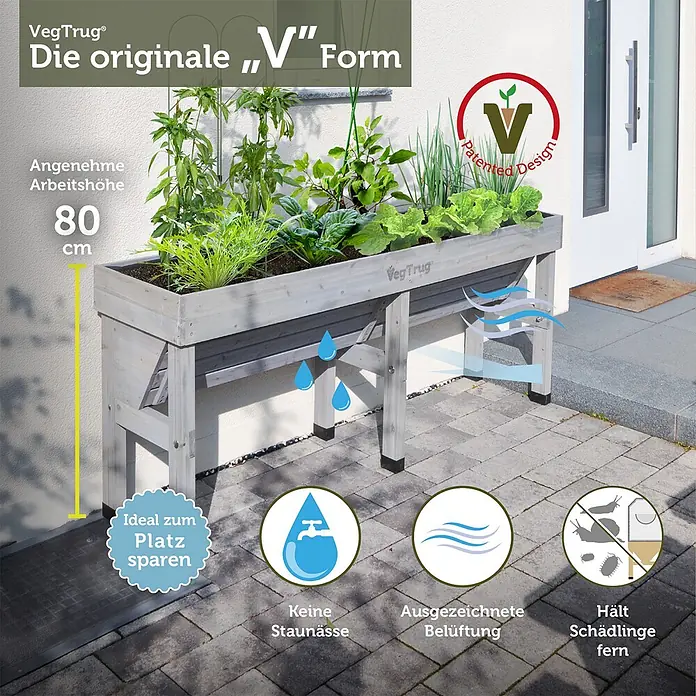 VegTrug Hochbeet WallHugger - 183 x 76 x 80 cm, Holz, Greywash - Graues hölzernes V-förmiges VegTrug Hochbeet, 80cm hoch, mit verschiedenen Pflanzen auf einer Terrasse.