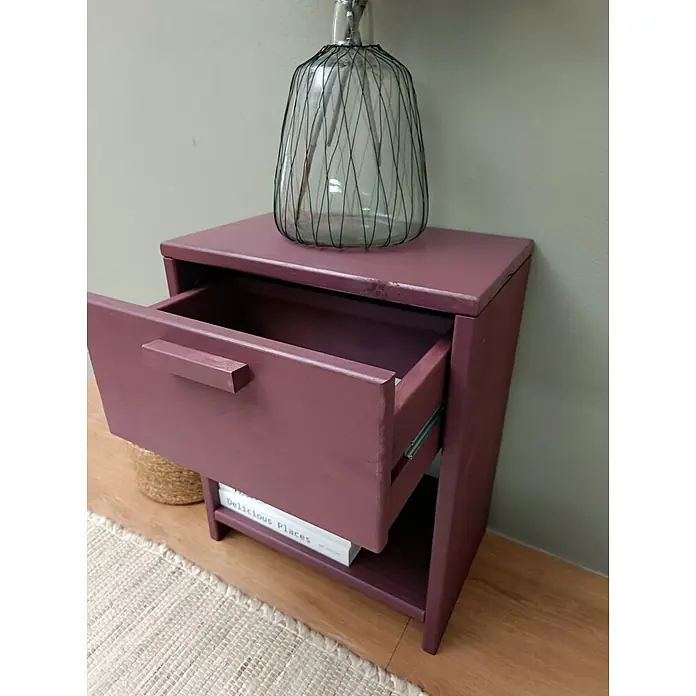 Astigarraga Vita Mesita de noche - L x An x Al: 25 x 40 x 50 cm, Natural, Número de cajones: 1 ud. - Mesita de noche morada de madera con un cajón parcialmente abierto.