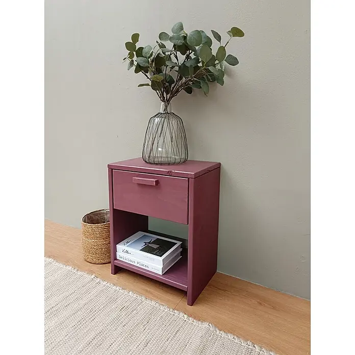 Astigarraga Vita Mesita de noche - L x An x Al: 25 x 40 x 50 cm, Natural, Número de cajones: 1 ud. - Mesita de noche de madera morada oscura con cajón y estante abierto, con jarrón y libros.