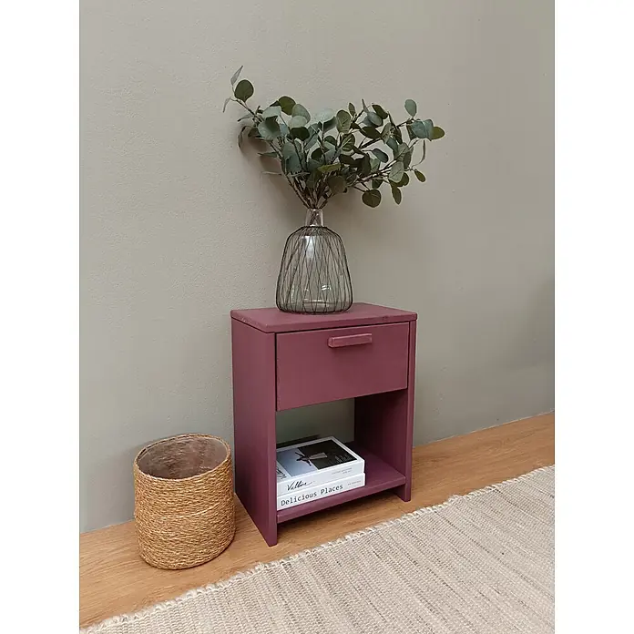 Astigarraga Vita Mesita de noche - L x An x Al: 25 x 40 x 50 cm, Natural, Número de cajones: 1 ud. - Mesita de noche de madera color ciruela con cajón y estante, decorada con un jarrón y libros, junto a una cesta tejida.