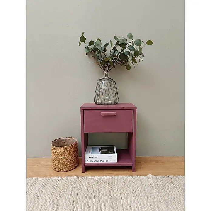 Astigarraga Vita Mesita de noche - L x An x Al: 25 x 40 x 50 cm, Natural, Número de cajones: 1 ud. - Mesita de noche magenta con cajón y estante, decorada con un jarrón de eucalipto, libros y una cesta de mimbre sobre una alfombra.