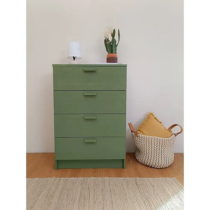Astigarraga Vita Cómoda - L x An x Al: 36 x 65 x 96 cm, Natural, Número de cajones: 4 ud. - Cómoda verde de madera con cuatro cajones, con lámpara y cactus encima, en un ambiente con cesta y cojín.