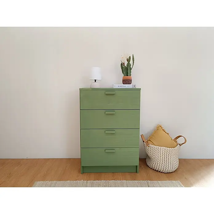 Astigarraga Vita Cómoda - L x An x Al: 36 x 65 x 96 cm, Natural, Número de cajones: 4 ud. - Cómoda verde de cuatro cajones con lámpara, cactus y libro encima, y una cesta tejida con un cojín amarillo al lado.