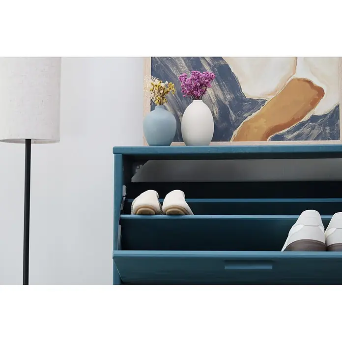 Astigarraga Vita Zapatero - L x An x Al: 25 x 64,8 x 114,8 cm, Natural, Número de compartimentos: 3 ud. - Zapatero color verde azulado con zapatos. Jarrones con flores y un cuadro decoran la parte superior.