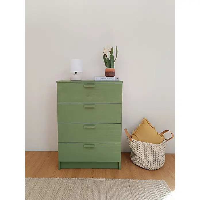 Astigarraga Vita Cómoda - L x An x Al: 36 x 65 x 96 cm, Natural, Número de cajones: 4 ud. - Cómoda verde de cuatro cajones, decorada con una lámpara, un cactus y una cesta con un cojín al lado.