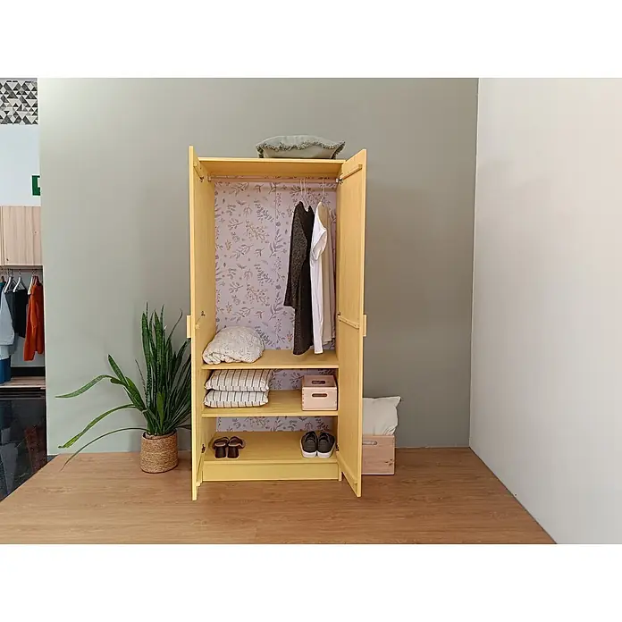 Astigarraga Vita Armario para ropa - L x An x Al: 48 x 80 x 180 cm, Natural - Armario de madera amarillo con puertas abiertas, mostrando ropa, almohadas y zapatos en estantes y perchas, en una habitación.