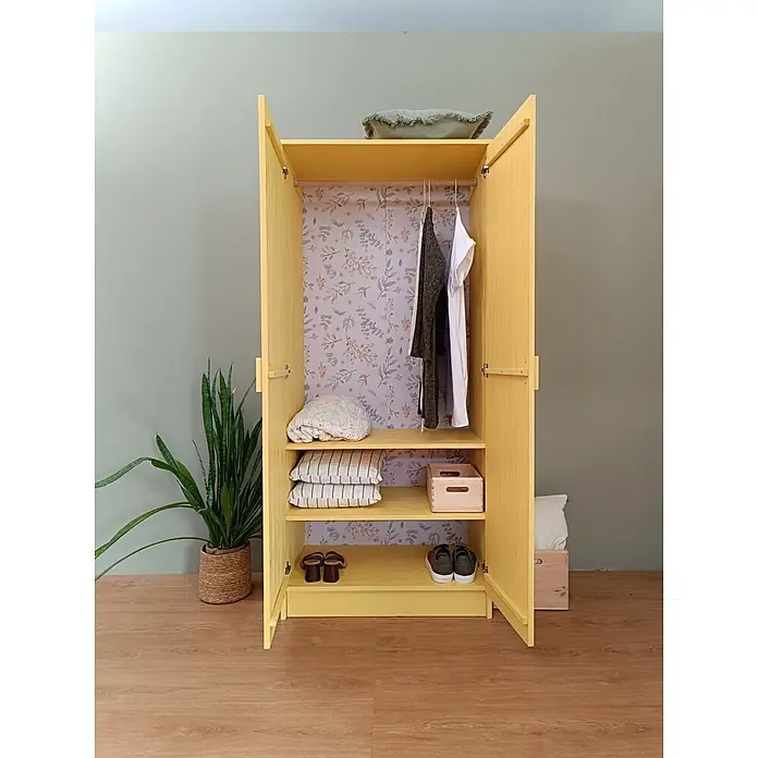 Astigarraga Vita Armario para ropa - L x An x Al: 48 x 80 x 180 cm, Natural - Armario amarillo de madera abierto con panel floral, guardando ropa colgada, textiles y zapatos.