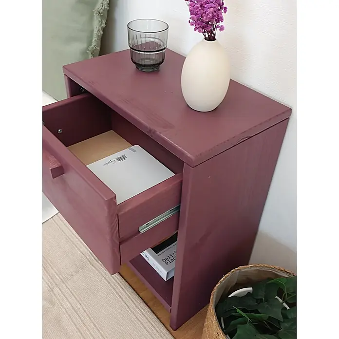 Astigarraga Vita Mesita de noche - L x An x Al: 25 x 40 x 50 cm, Natural, Número de cajones: 1 ud. - Mesita de noche de madera burdeos con cajón y estante abiertos, decorada con un vaso, jarrón y libro.