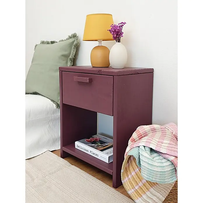 Astigarraga Vita Mesita de noche - L x An x Al: 25 x 40 x 50 cm, Natural, Número de cajones: 1 ud. - Mesita de noche color ciruela con un cajón y un estante abierto, colocada junto a una cama.
