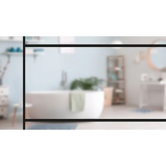 Diamond Doors Black Edition Glasdrehtür Lines - 834 x 1.972 mm, DIN Rechts, Klarglas - Verschwommenes Bild eines modernen Badezimmers mit einer weißen freistehenden Badewanne und einem grünen Handtuch.