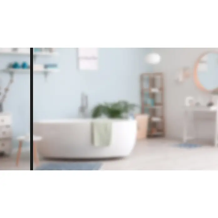 Diamond Doors Black Edition Glasdrehtür Edge - 834 x 1.972 mm, DIN Rechts, Klarglas - Weiße freistehende Badewanne mit hellgrünem Handtuch in einem modernen Badezimmer.