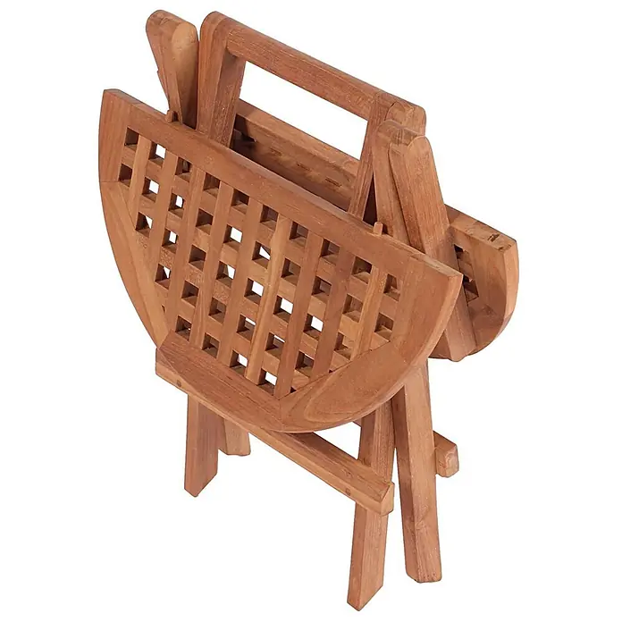 Bene Living Gartenliegen-Set Sessel Montreal & Tisch Dorset - braun, Naturmaterialien, Klappbar - Ein zusammengeklappter, hellbrauner Holztisch mit halbrunder, lattenförmiger Platte und Griff.