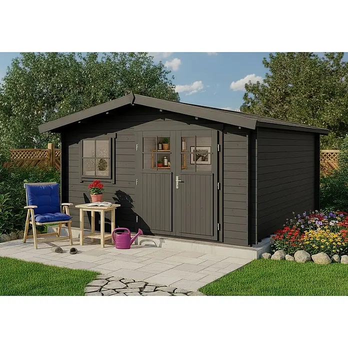 Alpholz Gartenhaus ECO Set Valeria grau - Außenmaß inkl. Dachüberstand (B x T): 438 x 427 cm, Holz, Grau - Dunkelgraues Holzgartenhaus mit Doppeltür und Fenster auf einer Terrasse mit Stuhl und Tisch.